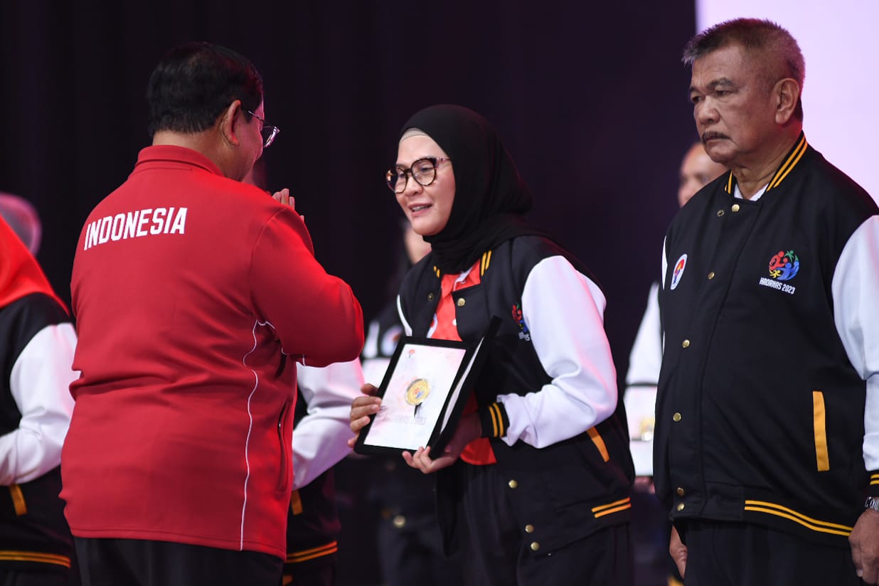 Pemberian penghargaan sebagai Pembina Olahraga kepada Bupati Indramayu Nina Agustina